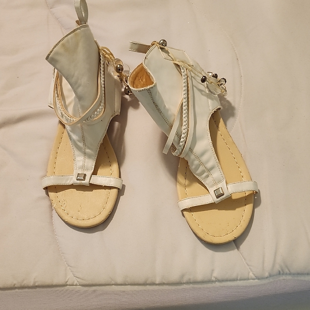 Monroe & Main Cream and White Sandals